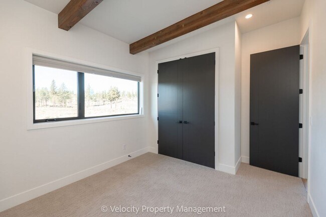 Building Photo - M713