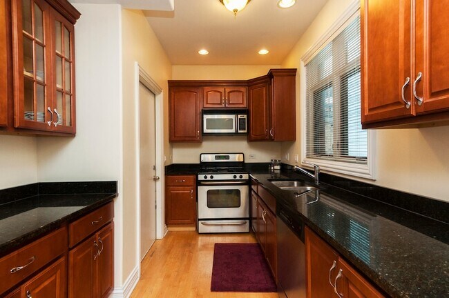 Building Photo - 2416 N Greenview Ave