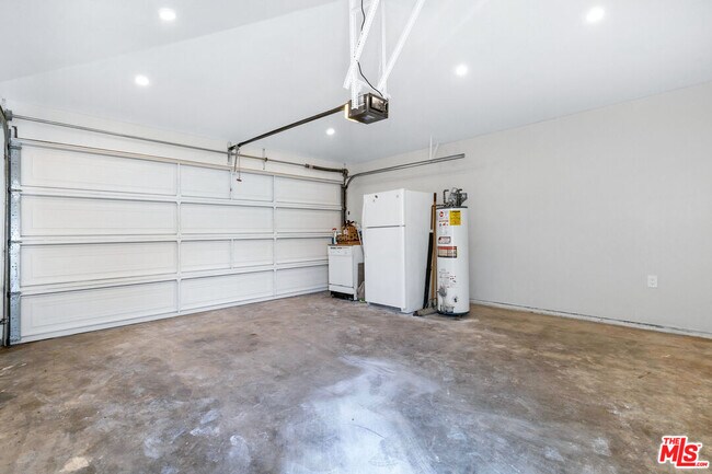 Building Photo - 3444 S Bentley Ave