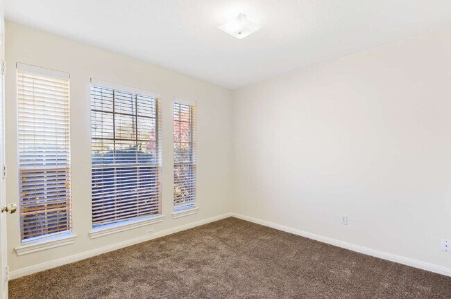 Building Photo - 203 Paradise Ln