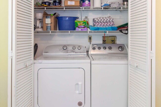 Building Photo - This tasteful decorated home features 3 be...