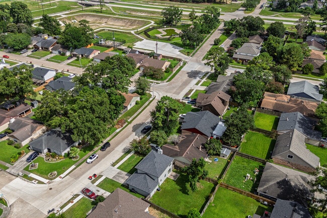 Building Photo - 12223 Kingslake Forest Dr
