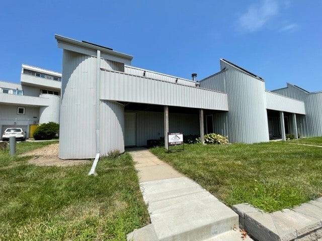 Primary Photo - 661 W Lakeshore Dr