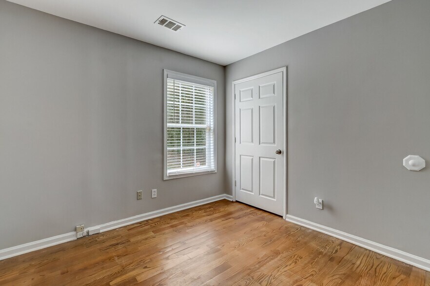 Building Photo - 323 Farm Pl Ct NE