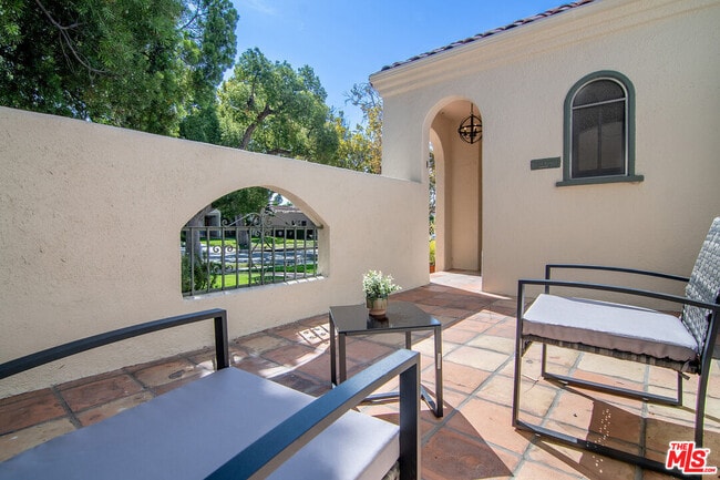Building Photo - 121 S Poinsettia Pl
