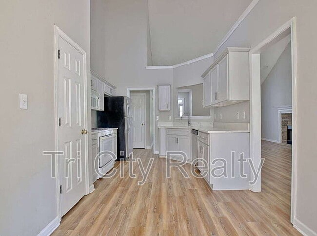 Building Photo - 77 Pine Crescent