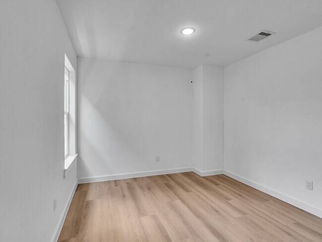 Building Photo - 8629 Homewood Ln