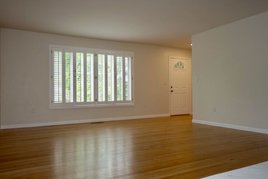 Building Photo - 609 Maureen Ln