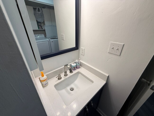 Building Photo - Beautiful Condo minutes from uptown Charlotte