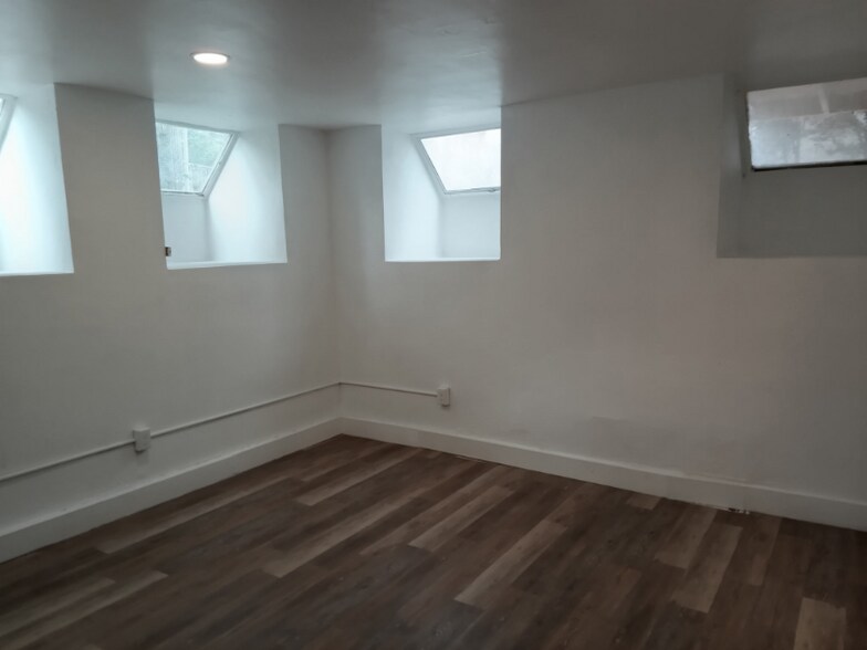 Primary Photo - 325 1st Ave