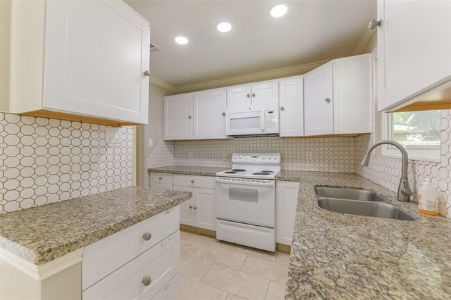 Building Photo - 2502 Drummer Dr