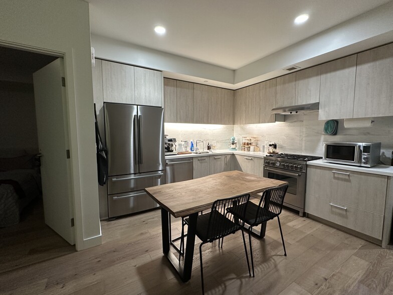 Kitchen and dining - 188 W Saint James St