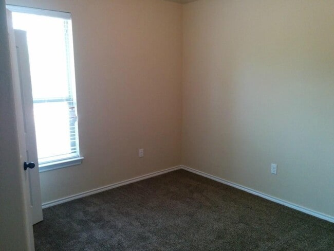 Building Photo - 155 Creekside Villa Dr