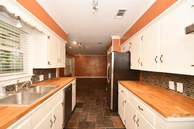 Building Photo - 5535 Berry Creek Dr
