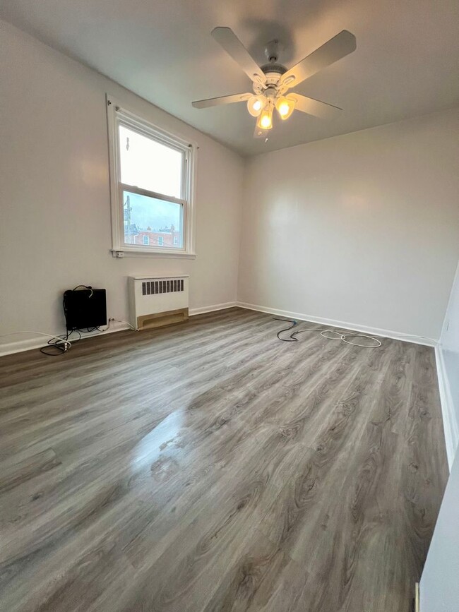 Building Photo - Newly Renovated 2-Bedroom Apartment in Ste...