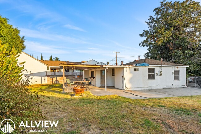 Building Photo - Beautifully Updated 1 Bed/1 Bath Single-Fa...