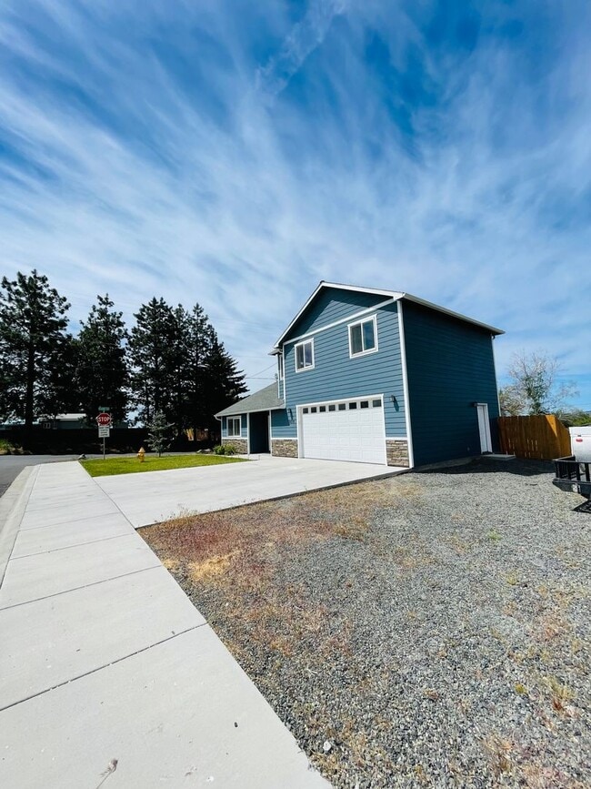 Building Photo - Entertainers delight, 3bdrm 2.5 bath home ...