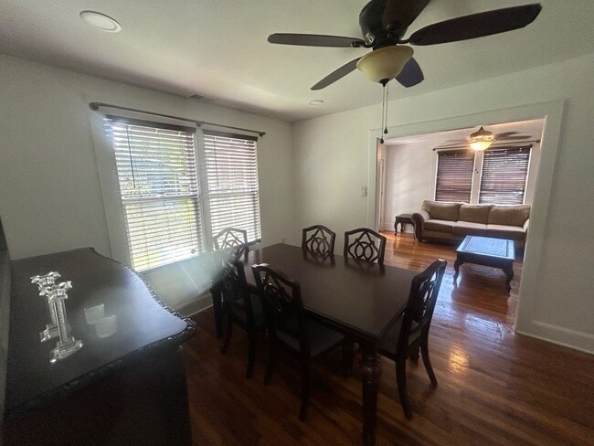 Building Photo - Charming 2-bedroom, 1-bathroom home in one of Columbia's most convenient locations!