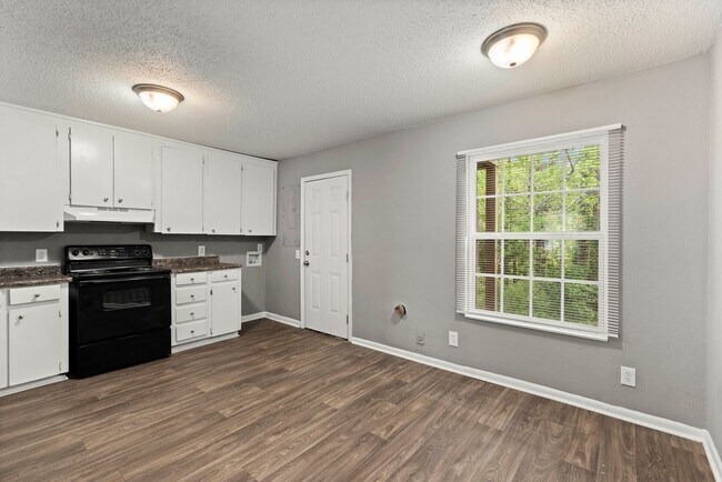 Building Photo - 3 Bedroom Availability