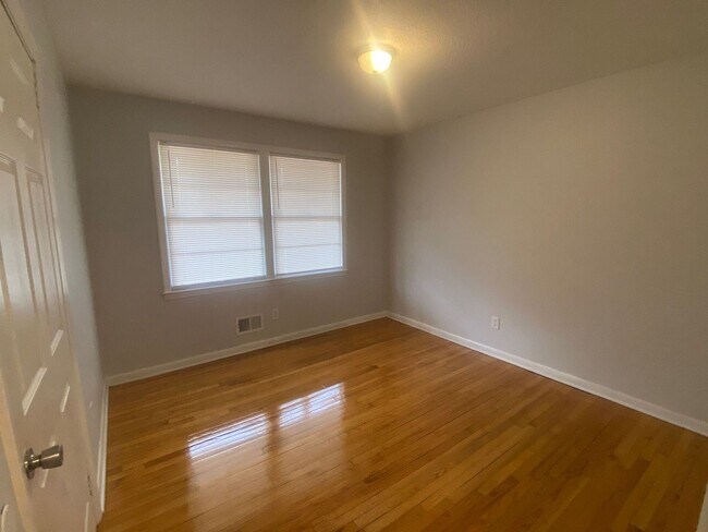 Building Photo - 221 Ramblewood Dr