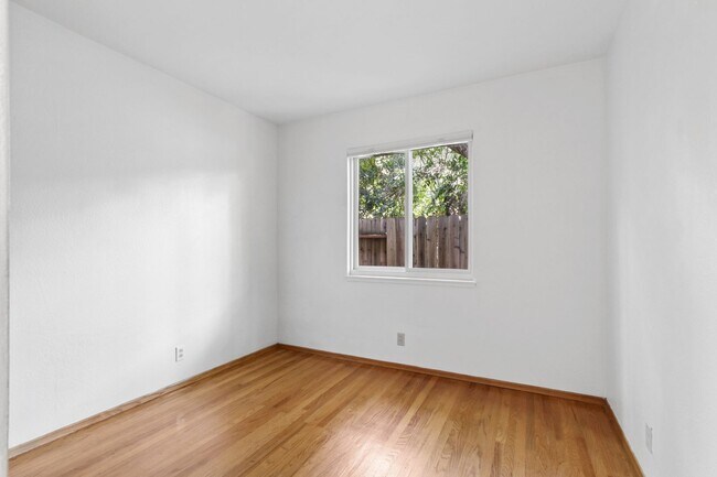 Building Photo - 4 Bedroom 3 Bathroom in Central Davis - Immediate Move-In