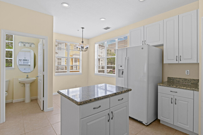 Building Photo - 147 Greenwich Cir