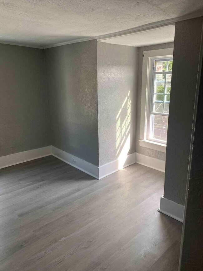 Building Photo - Newly Updated Spacious 5 bedroom 1 bathroom house for rent in Glassport!