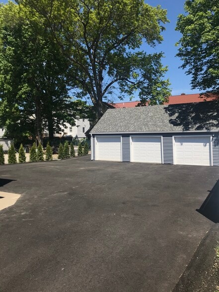 Driveway off street parking - 33 Bridge St
