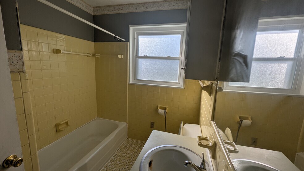Full bathroom - 2208 Osborne St