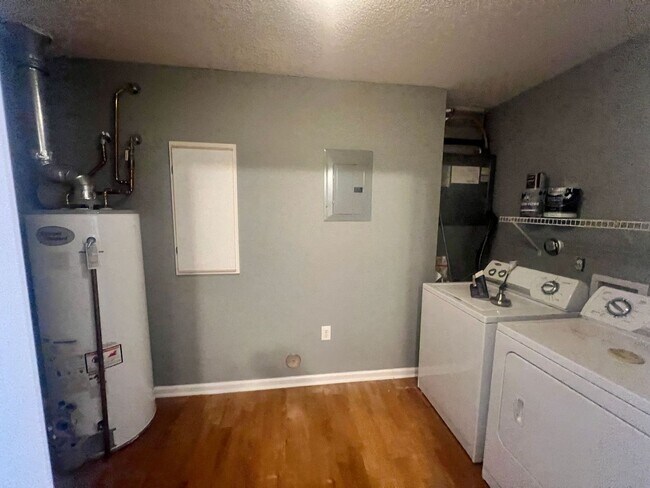 Building Photo - RENT SPECAIL*** $1495.Breezewood Condo, 2 Brd/2bath Screen Porch! LVP wood flooring, Center of Wi...