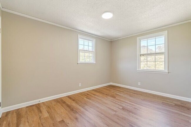 Building Photo - Charming 3-Bedroom 1.5 Bath Oasis in Bellevue
