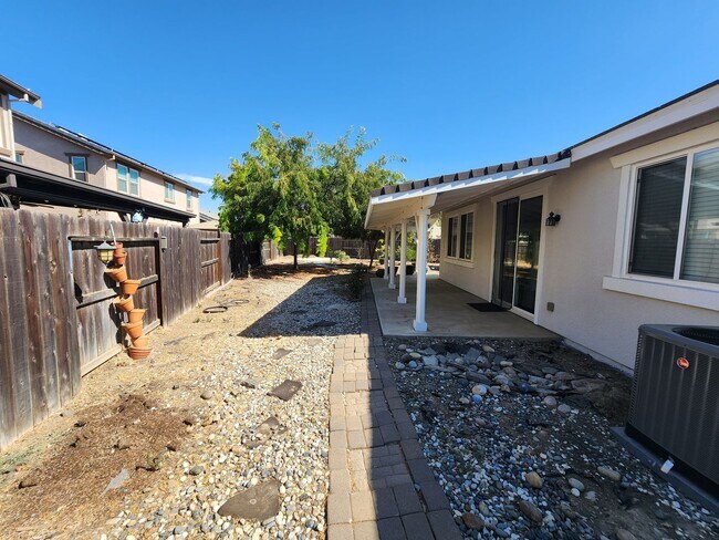 Building Photo - Inviting and Warm 3 Bedroom 2 Bath Home in Newman CA