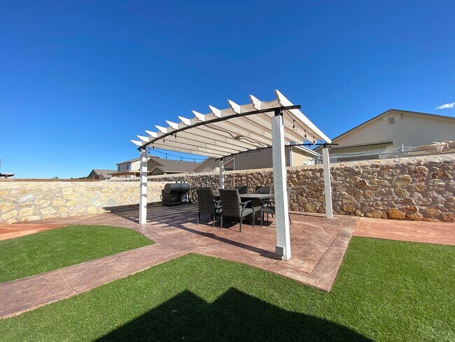 Building Photo - East El Paso 3 bed Refrig A/C w/ Gorgeous ...