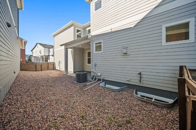Building Photo - Modern 4 Bedroom, 2 Bathroom Westside Home with Balcony Views of Garden of the Gods!