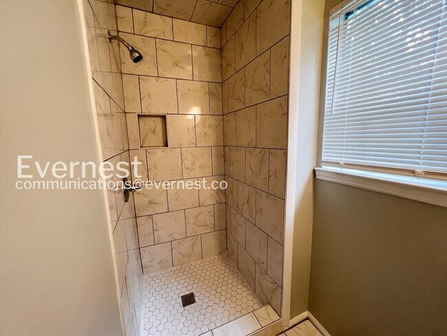 Building Photo - 3-Bed/2-Bath Home/ Pet Friendly/Voucher Accepted/ Available Soon!