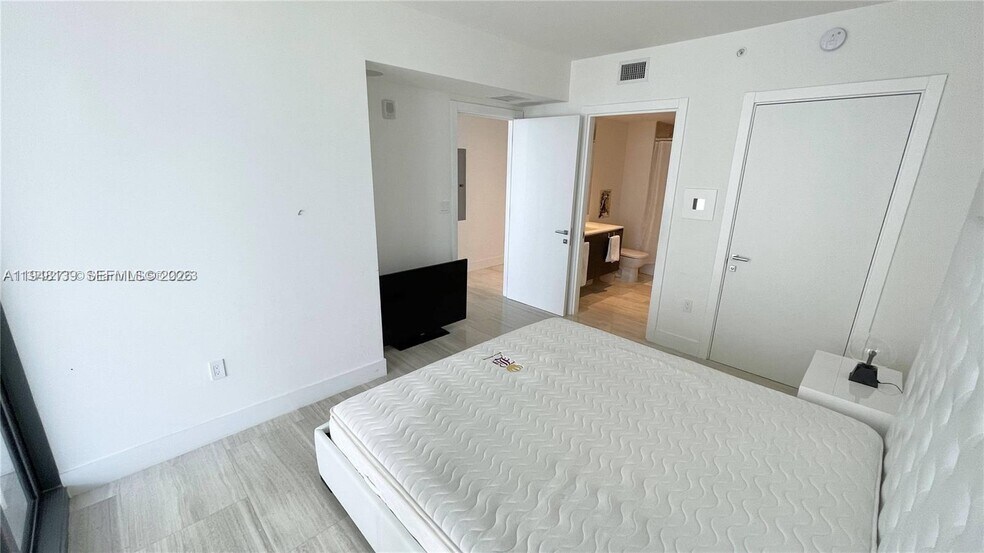 Building Photo - 1451 Brickell Ave