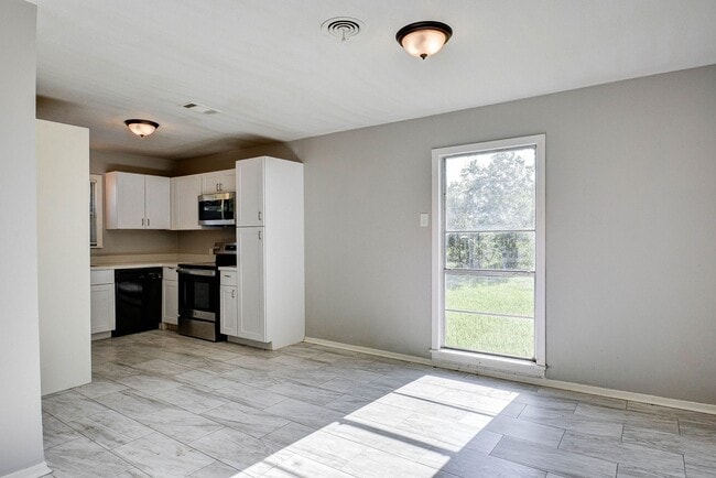 Building Photo - 131 Lakewood Dr