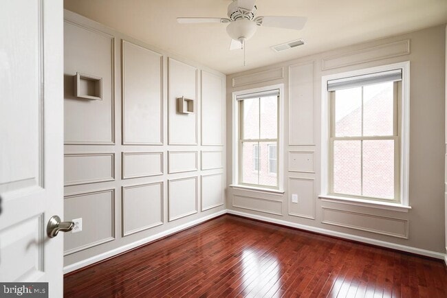 Building Photo - 2638 S Kenmore Ct