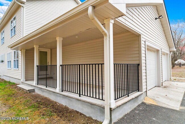 Building Photo - 527 Woodview Rd