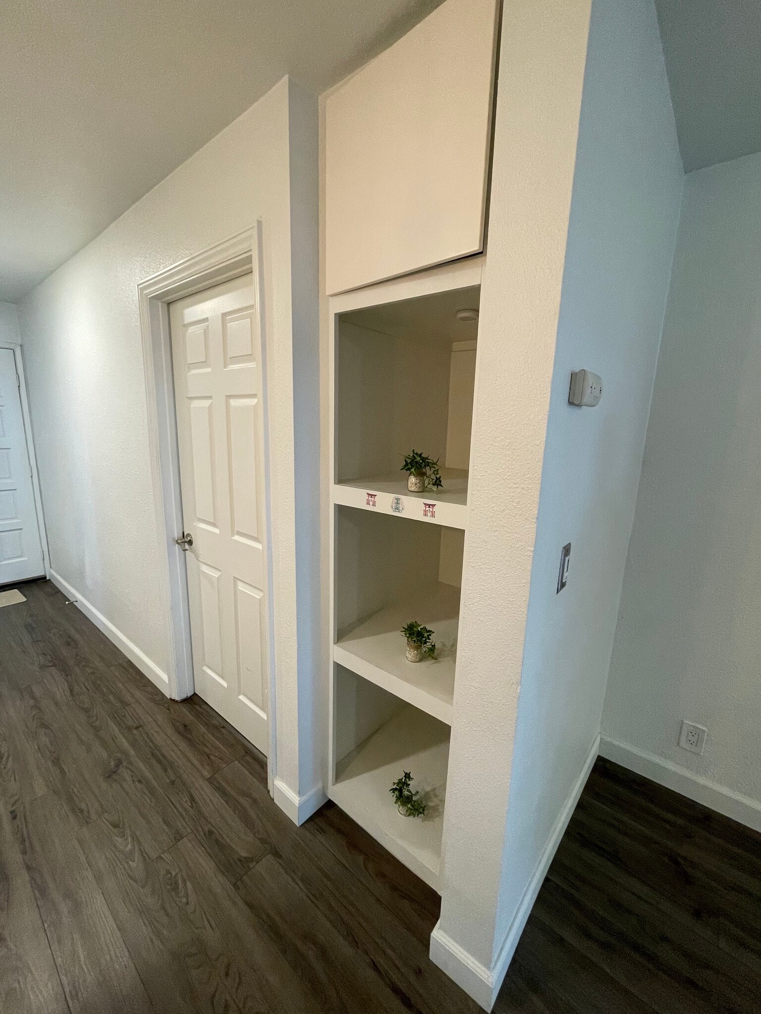 Building Photo - 4041 Oakcrest Dr
