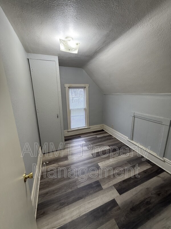 Building Photo - 723 W 1st St