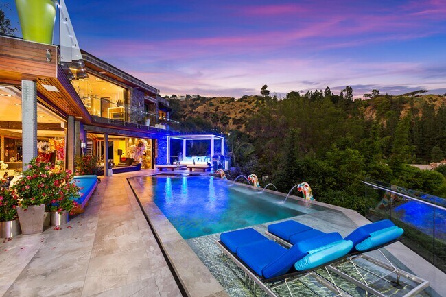 Building Photo - 8356 Sunset View Dr