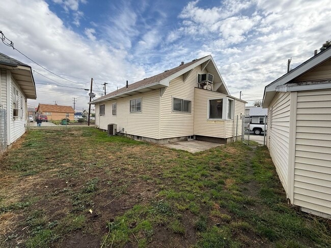 Building Photo - Approved Applicant - 2 Bedroom Newly Remod...