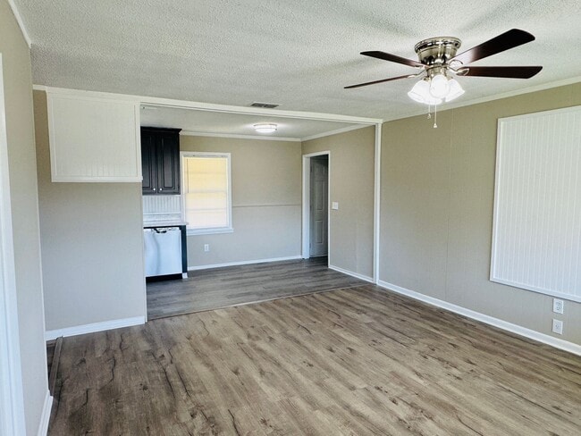 Building Photo - 4-Bedroom that has it all !