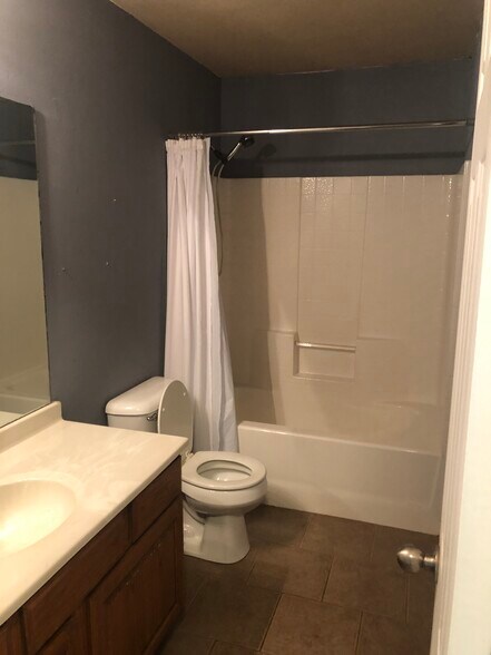 Bathroom 1 - 520 S Castle Ridge Ln