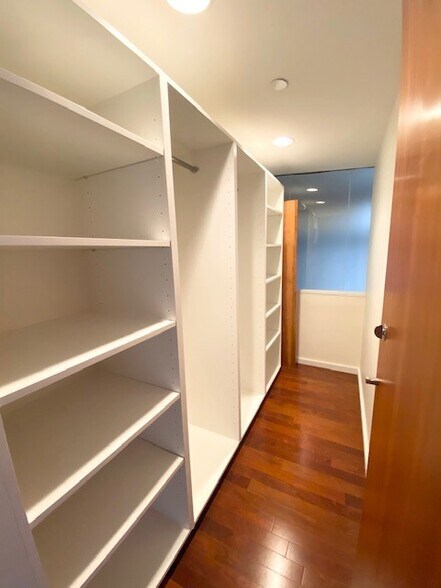 Building Photo - 520 1/2 E Grand Ave