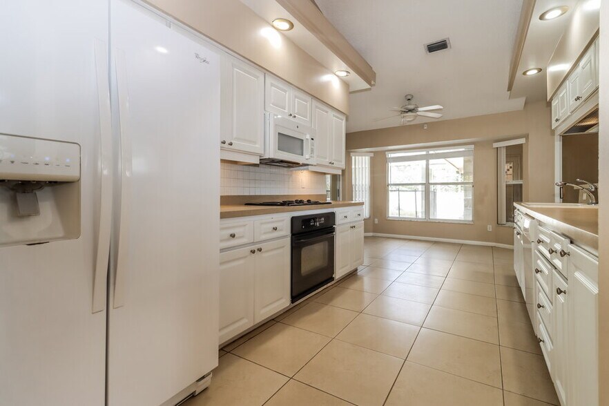 Building Photo - 1484 E Lake Woodlands Pkwy
