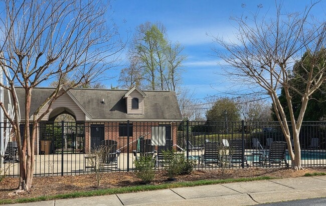 Building Photo - 3 BR townhome in Jamestown!