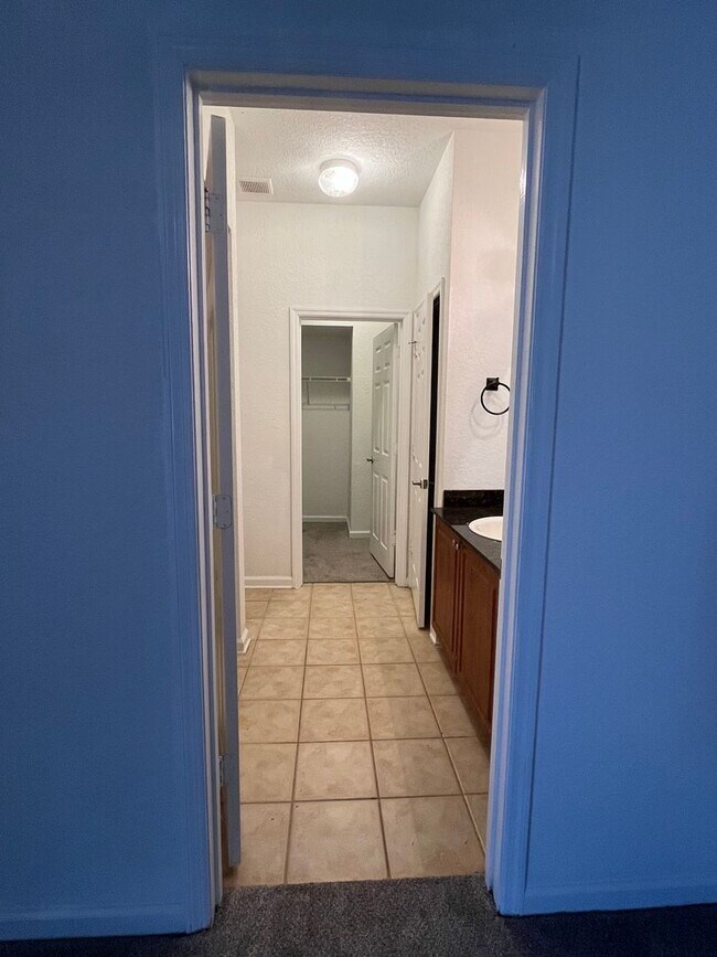 Building Photo - Large Townhome!