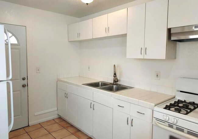 Primary Photo - 1BD 1BA Point Loma Apartment - Hardwood Fl...
